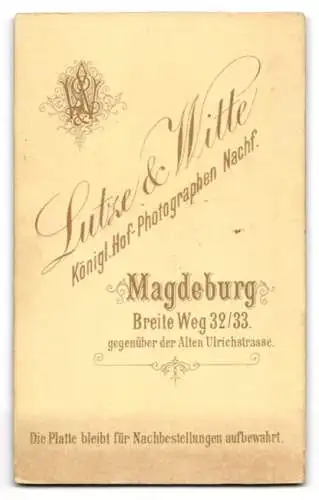 Fotografie Lutze & Witte, Magdeburg, Breite Weg 32 /33, Junge Dame in tailliertem Kleid mit Halskette