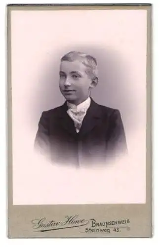Fotografie Gustav Howe, Braunschweig, Steinweg 43, Junge in elegantem Anzug