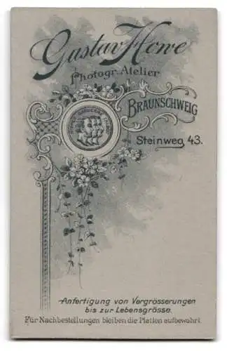 Fotografie Gustav Howe, Braunschweig, Steinweg 43, Junge in elegantem Anzug