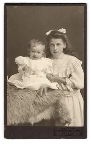 Fotografie Alfred Kugler, Basel, Junges Mädchen mit kleinem Geschwisterkind