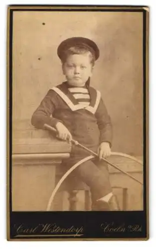 Fotografie Carl Westendorp, Coeln a. Rh., Comödien-Strasse 7, Kleiner Junge im Matrosenanzug mit Holzreifen