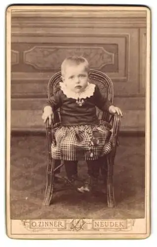 Fotografie Ottokar Zinner, Neudek, Niedliches Kind auf kleinem Stuhl