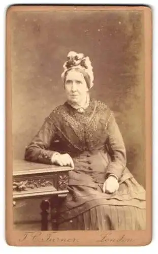 Fotografie T. C. Turner, Islington, London 17, Upper Street, 10, Barnsbury Park, Ältere Dame mit Haube und Kragenbrosche