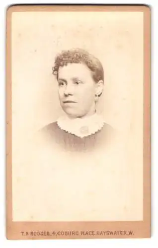 Fotografie T. R. Rodger, Bayswater W., 4, Coburg Place, Junge Dame mit zurückgebundenem Haar
