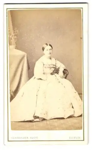 Fotografie G. Schroeder, Dublin, 28, Grafton St., Junge Dame im eleganten Kleid