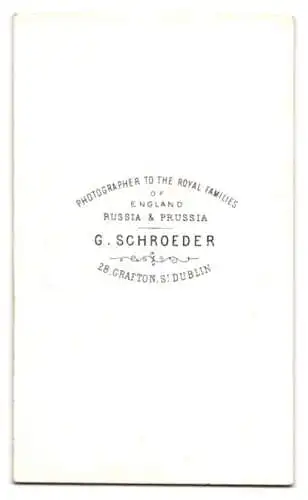 Fotografie G. Schroeder, Dublin, 28, Grafton St., Junge Dame im eleganten Kleid