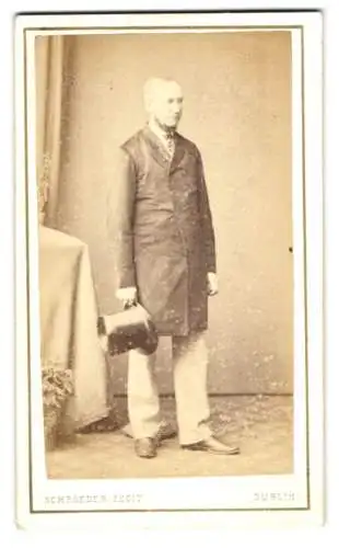 Fotografie G. Schroeder, Dublin, 28, Grafton St., Stattlicher Herr im Mantel mit Zylinderhut