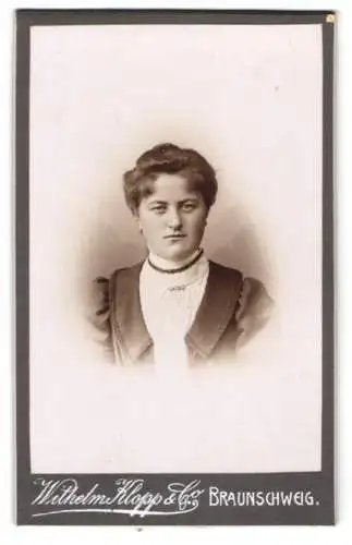 Fotografie Wilhelm Klopp & Co., Braunschweig, Junge Dame in modischer Kleidung