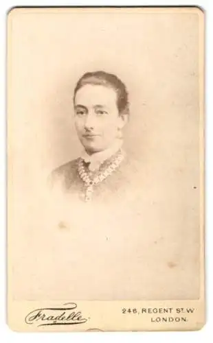 Fotografie Fradelle, London, 246, Regent Street, Junge Dame mit Kragenbrosche und Halskette