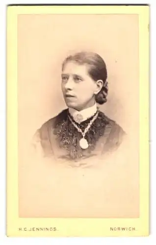 Fotografie H. C. Jennings, Norwich, Queen Street, Junge Dame mit Kragenbrosche und Amulett