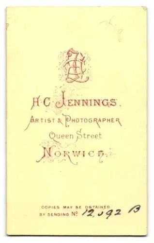 Fotografie H. C. Jennings, Norwich, Queen Street, Junge Dame mit Kragenbrosche und Amulett