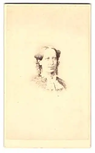 Fotografie E. Gregston, Halifax, Waterhouse St., Hübsche Dame mit zeitgenössischer Frisur