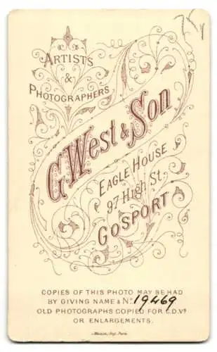 Fotografie G. West & Son, Gosport, Eagle House, 97, High St., Junge Dame im Kleid mit Kragenbrosche