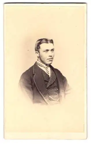 Fotografie Pouncy, Dorchester, Junger Herr im Anzug mit Krawatte