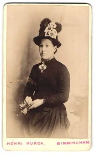 Fotografie H. Murch, Birmingham, 50 B, New St., Junge Dame in modischer Kleidung