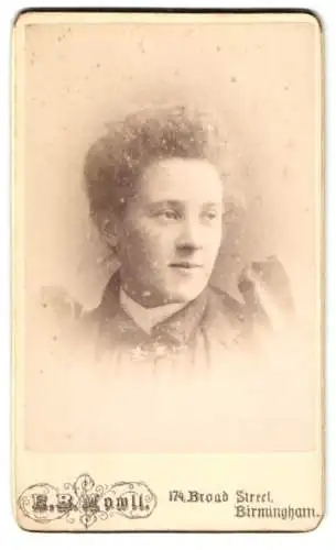 Fotografie E. B. Mowll, Birmingham, 174, Broad St., Junge Dame im Kleid mit Puffärmeln