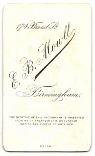 Fotografie E. B. Mowll, Birmingham, 174, Broad St., Junge Dame im Kleid mit Puffärmeln