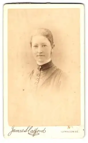 Fotografie James S. Catford, Ilfracombe, Portland Street and High Street, Hübsche Dame mit zurückgebundenem Haar