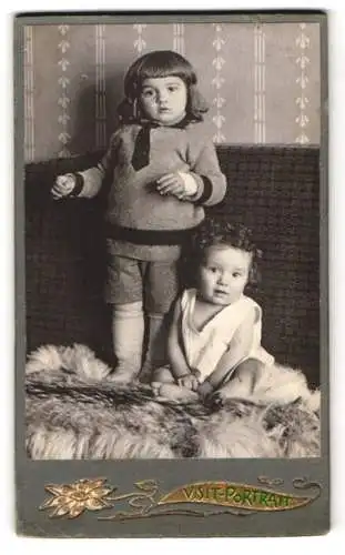 Fotografie unbekannter Fotograf und Ort, Kleiner Junge und Kleinkind in modischer Kleidung