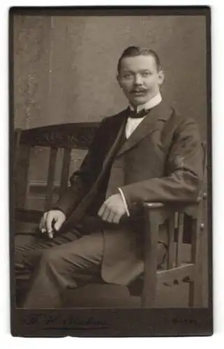 Fotografie Th. H. Backens, Marne, Elegant gekleideter Herr mit Schnauzbart