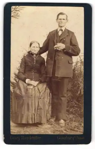 Fotografie Georg Rauchmiller, Günzburg a. Donau, Älteres Paar in zeitgenössischer Kleidung