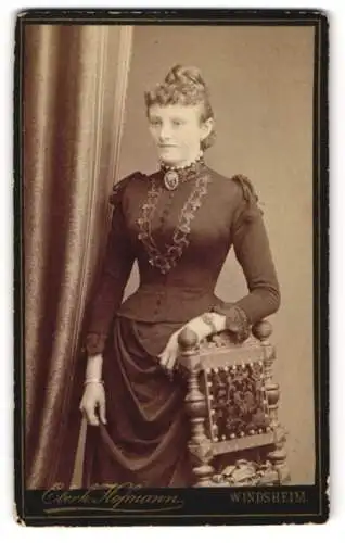 Fotografie Eberh. Hofmann, Windsheim, Rothenburger Beigasse, Elegant gekleidete Dame mit Kragenbrosche
