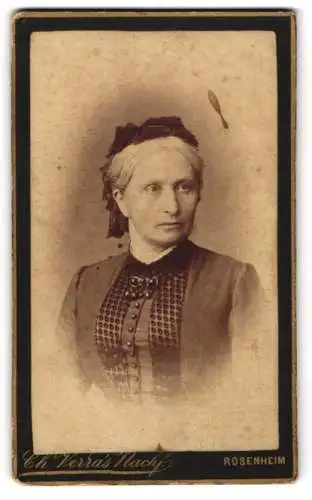 Fotografie M. Frank, Rosenheim, Frühlingstr. 13, Ältere Dame mit Haube und Kragenbrosche