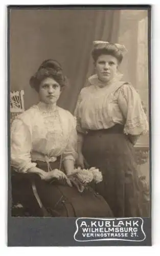 Fotografie A. Kublank, Wilhelmsburg, Veringstr. 21, Zwei junge Damen in Bluse und Rock