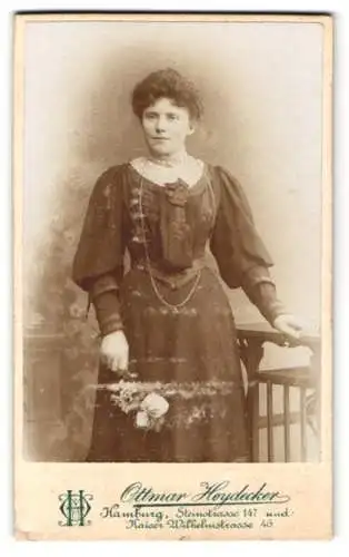 Fotografie Ottmar Heydecker, Hamburg, Steinstrasse 147 und Kaiser Wilhelmstr. 46, Junge Dame im zeitgenössischen Kleid