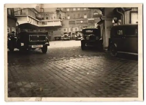 Fotografie unbekannter Fotograf, Ansicht Nürnberg, Autos auf einem Hinterhof