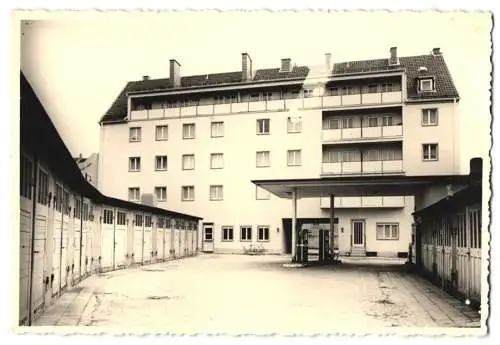 Fotografie Hofer-Beelz, Ansicht Nürnberg, ARAL-Tankstelle & Garagenhof