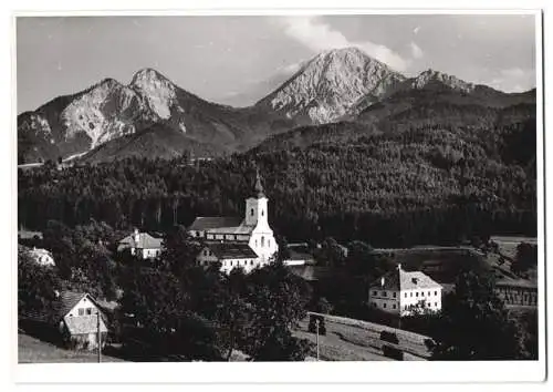 Fotografie Dr. Straberger, Velden, Ansicht Latschach / Kärnten, Ortschaft in schöner Berglandschaft