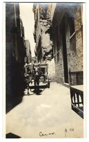 Fotografie unbekannter Fotograf, Ansicht Kairo - Cairo, Pferdekarren in einer engen Gasse 1913