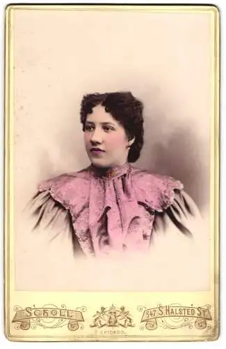 Fotografie J. B. Scholl, Chicago, 547 South Halstedt St., junge amerikanische Dame im rosa Kleid, Handkoloriert