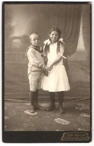 Fotografie Gebr. Köhler, Friedrichsort, junges Mädchen im weissen Kleid mit ihrem Bruder im Matrosenanzug, Zöpfe
