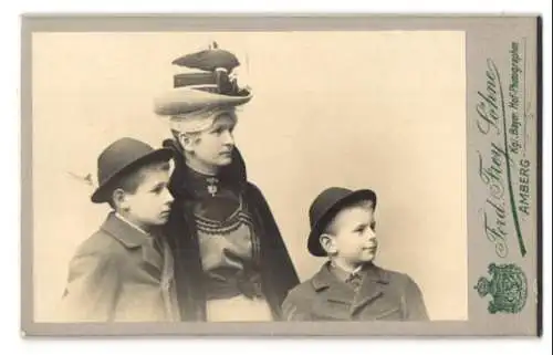 Fotografie Ferd. Frey Söhne, Amberg, Mutter im feinen Kleid mit ihren beiden Söhnen