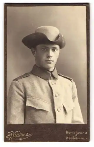 Fotografie D. F. Källmann, Karlskrona, junger Soldat in Uniform mit Hut