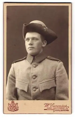 Fotografie W. Eurenius, Karlskrona, junger Soldat in Uniform Rgt. 9