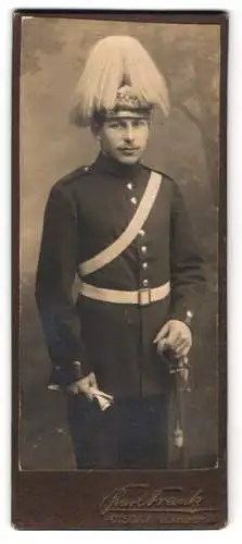 Fotografie Karl Frank, Potsdam, Soldat in Uniform mit Pickelhaube Rosshaarbusch und Säbel