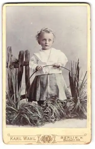 Fotografie Karl Wahl, Berlin, niedliches kleines Kind im Kleidchen mit blonden Locken, Koloriert, 1898