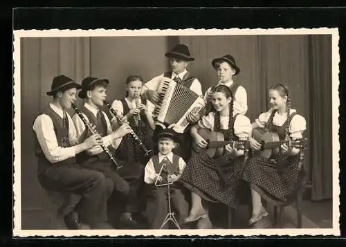 AK Reutte /Tirol, Musiker Fritz Engel mit seinen Engelkindern