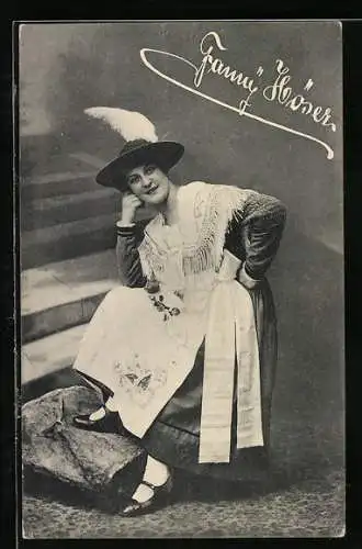 AK Musikerin Fanny Höser in Tracht nebst Treppe