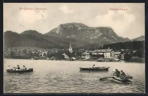 AK Alt-Aussee i. Steiermark, Ortsansicht mit Bootspartie und Bergpanorama