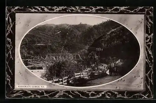 Präge-AK Manawatu Gorge, Strassenpartie mit Brücke