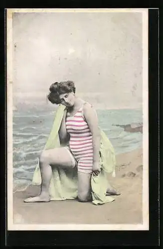 AK Junge Dame mit Handtuch und Badeanzug am Meer