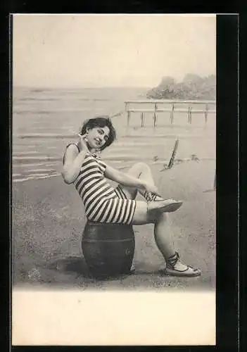 AK Junge Dame im Badeanzug posiert mit Zigarette am Strand