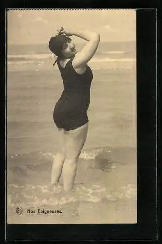 AK Nos Baigneuses, Grazie posiert in Badeanzügen im Meer