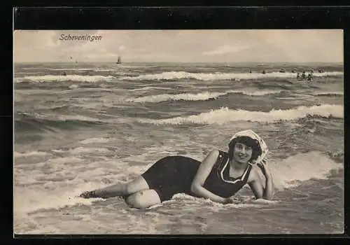 AK Scheveningen, Junge Dame im Badeanzug, im Meereswasser liegend