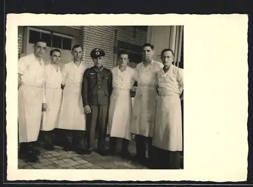 Foto-AK Aalen, Gasthof von der Charlottenburg, Soldat des Heeres in Uniform