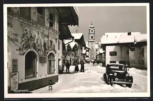 AK Mittenwald, Strassenpartie mit Gasthaus Bozener Weinstuben und Kirche im Schnee